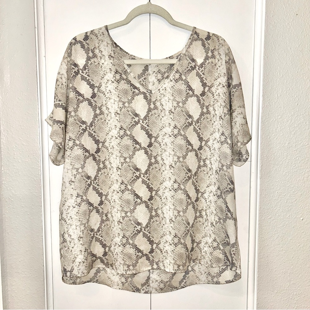 Entro Ivory & Gray Snakeskin Print Short Sleeve V-neck Blouse Size Medium